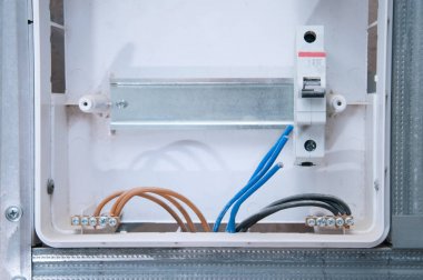 Evde elektrik kabloları var. Makineli tüfekli ve kablolu kablolu bir gardiyan. Dairede güvenli kablolama