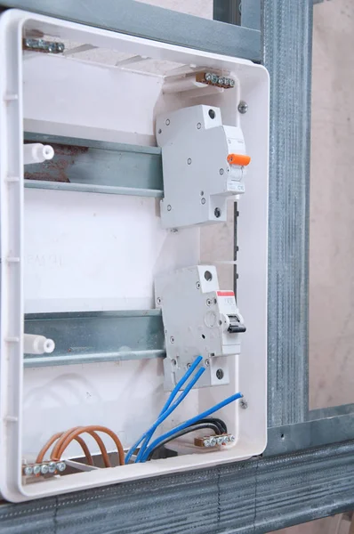 Evde Elektrik Kabloları Var Makineli Tüfekli Kablolu Kablolu Bir Gardiyan — Stok fotoğraf