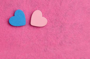 Pembe arka planda iki kalp. Tebrik kartı Mutlu Sevgililer Günü.