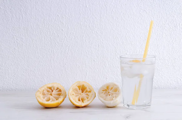 Vaso Agua Con Limón Limones Exprimidos Sobre Una Mesa Madera — Foto de Stock
