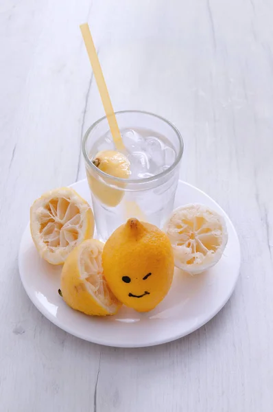 Połowę Cytryny Uśmiechem Szklanką Lemoniady Białym Talerzu Białym Tle Dokonywanie — Zdjęcie stockowe