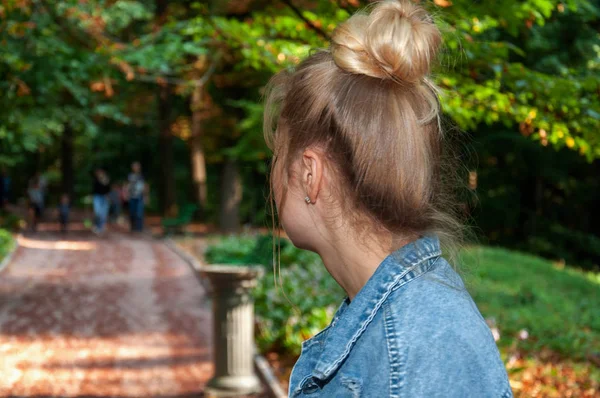 Dívka Pozadí Dívka Dívá Šťastnou Rodinu Dětmi Parku Pozadí Blondýnka — Stock fotografie