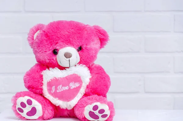 Urso Brinquedo Rosa Senta Uma Mesa Contra Loft Branco Urso — Fotografia de Stock