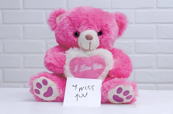 Urso Brinquedo Rosa Senta Uma Mesa Com Uma Nota Contra — Fotografia de Stock