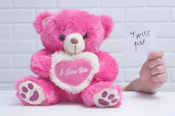 Urso Brinquedo Rosa Está Sentado Mesa Cara Está Segurando Uma — Fotografia de Stock