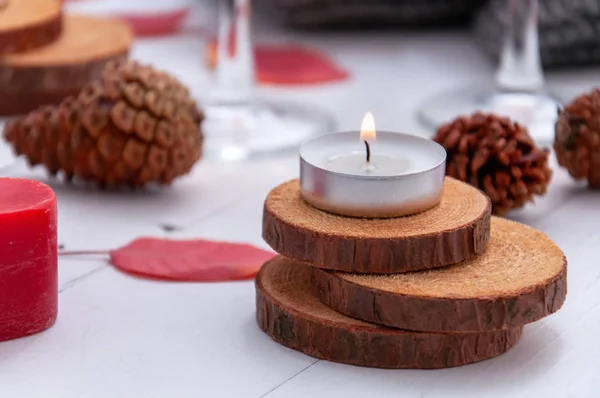 Pequenas Velas Ardentes Dois Copos Com Vinho Rosa Cones Folhas — Fotografia de Stock