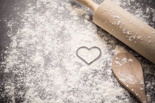 Bakning Bakgrund Med Hjärta Form Mjölet Med Brödkavel Och Sked — Stockfoto