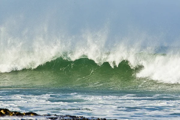 Stora Bromsar Wave Med Sea Spray Från Stark Shore Vind — Stockfoto