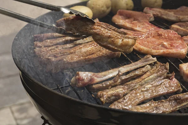 Lekker Lam Ribben Karbonades Een Vuurtje Omgevormd Regelmatig Met Aardappelen — Stockfoto