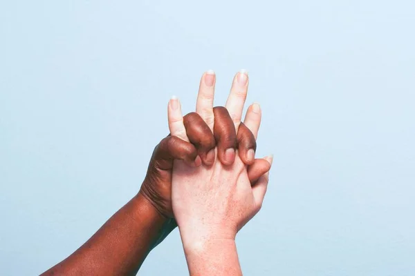 Różne Kultury Etniczne Zamykając Ręce Powietrzu Aby Pokazać Jedność Miłość — Zdjęcie stockowe
