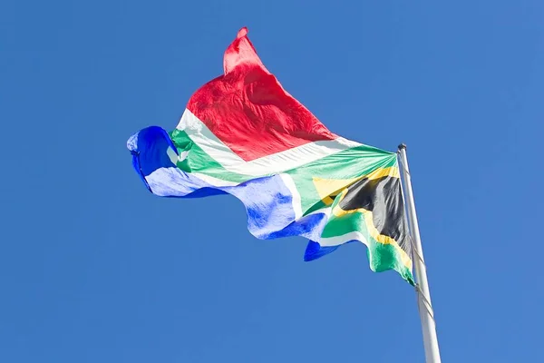 Enorma Sydafrika Flagga Flaxar Vinden Blå Himmel Bakgrund — Stockfoto