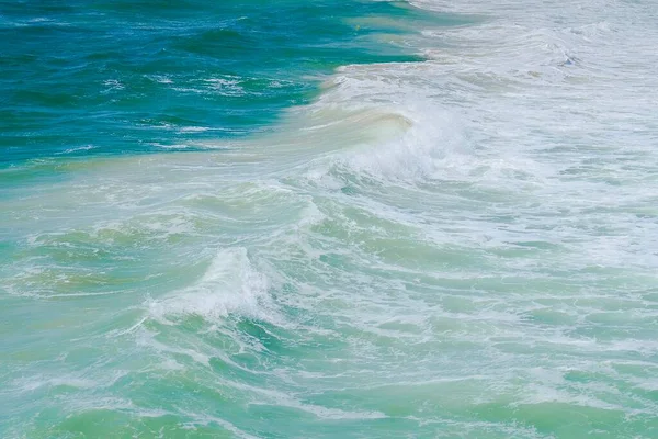 Eau Blanche Dans Une Petite Vague Brisant Près Rivage Avec — Photo