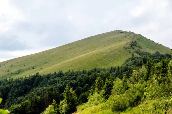 Bergslandskap Med Hög Grön Topp Och Blå Himmel Med Moln — Stockfoto
