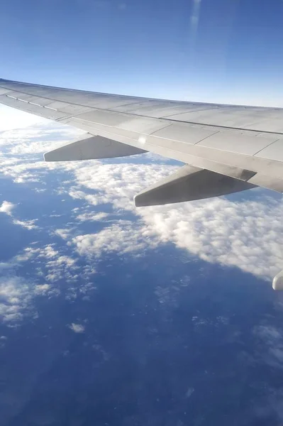 Pohled Okna Letadla Křídle Krásný Výhled Oblohu Modrými Mraky Křídlem — Stock fotografie