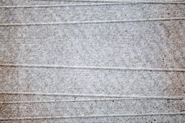 Düz çizgileri olan gri beton desenli bir arka plan. Yapılandırılmış beton doku