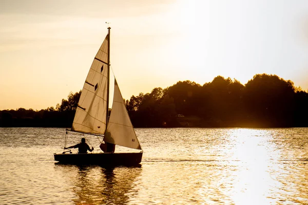 Yacht Two White Sails People Lake Sunset Water Summer Calm — Stock Photo, Image