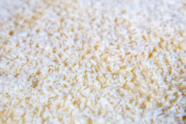 Hindistan cevizi gevrekleri olan beyaz, tatlı bir arka plan. Yoğunlaştırılmış süt ve hindistan cevizli ev yapımı waffle keki. Görüntüyü kapat