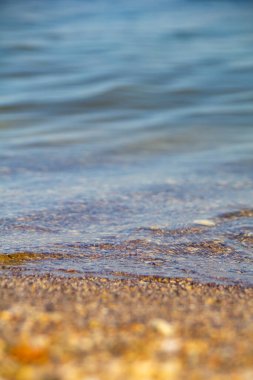 Yüksek açılı deniz sahili manzarası, yumuşak mavi okyanus dalgası. Yaz günü ve kumsal geçmişi. Dikey görünüm