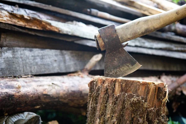 Widok Bliska Siekierę Tkwiącą Kawałku Drewna Kontekst Cięcia — Zdjęcie stockowe