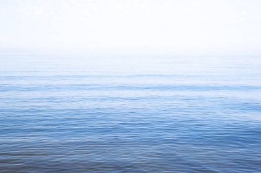 Denizde şafak vakti. Güzel bir sabah. Mavi doğal arka plan. Yumuşak ve sakin. Boşluğu kopyala