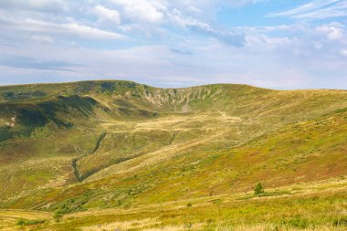 Ukrayna Karpatları 'ndaki dağ sırtı (Svydovets), rengarenk yamaçları ve açık gökyüzü ile sonbaharın ilk dönemleri. Ukrayna 'da manzara gezisi ve yürüyüş rotası.