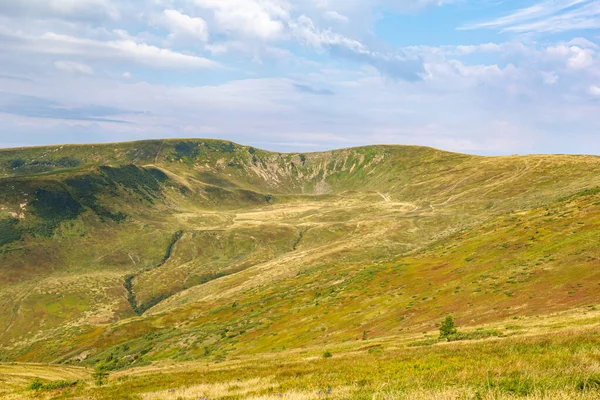 Ukrayna Karpatları 'ndaki dağ sırtı (Svydovets), rengarenk yamaçları ve açık gökyüzü ile sonbaharın ilk dönemleri. Ukrayna 'da manzara gezisi ve yürüyüş rotası.