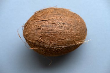 Gri arkaplandaki hindistan cevizini kopyalama alanı ile kapat. Hindistan cevizi manzarası çok güzel. Dokuyu kapat. Makro arka plan. İplikler.