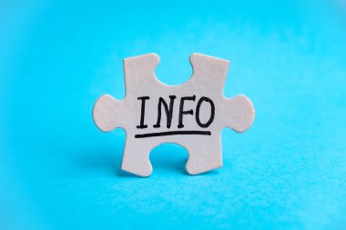 Üzerinde INFO yazıları olan bulmaca parçası parlak mavi bir arkaplanda duruyor. Ortaklık ve bağlantı sembolü, iş stratejisi, tamamlama, takım desteği ve yardım kavramı. ön görünüm