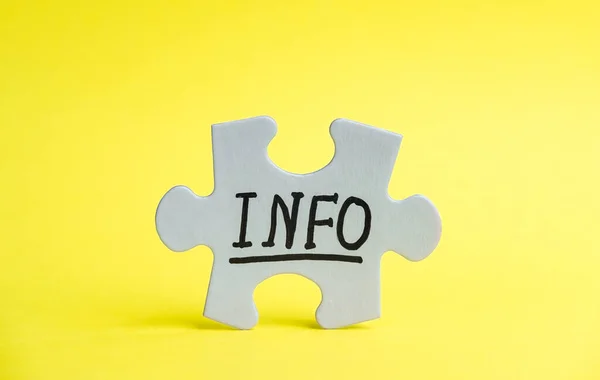 Peça de quebra-cabeça com texto INFO fica em um fundo amarelo brilhante. Símbolo de associação e conexão, estratégia de negócios, conclusão, suporte de equipe e conceito de ajuda . — Fotografia de Stock