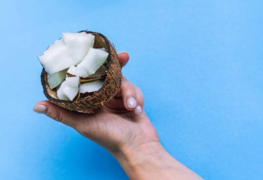 Mavi arka planda taze hindistan cevizi ve hindistan cevizi eti..