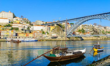 Douro nehrinin Dom Luis ben köprü ve görüntüleme çeşitli teknelerle (nehir), Ribeira Porto, Portekiz