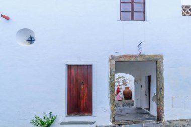 Tipik ev duvar ve kapı ve Monsaraz, Portekiz tarihi köyün bir ortaçağ şekil kukla