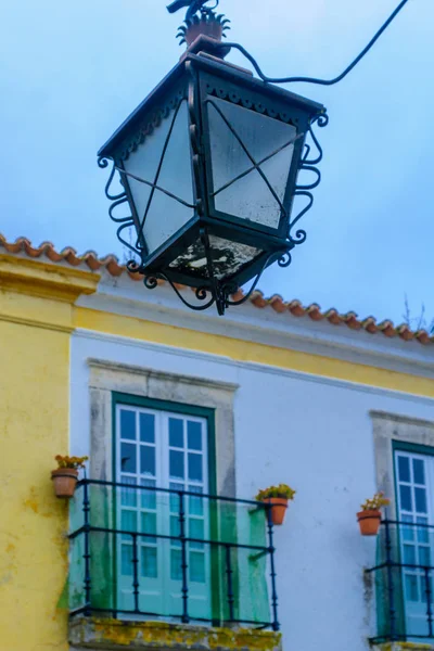 Egy Tipikus Utcai Lámpa Ház Ablakai Obidos Portugália — Stock Fotó