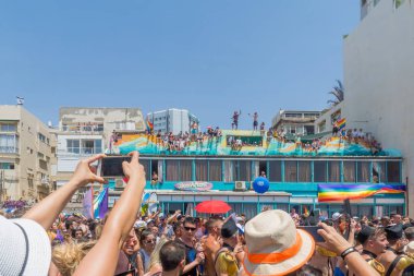 Tel-Aviv, İsrail-08 Haziran 2018: Çeşitli insanlar Mart ve Lgbt topluluk, Tel-Aviv, İsrail'in yıllık gurur geçit katılmak