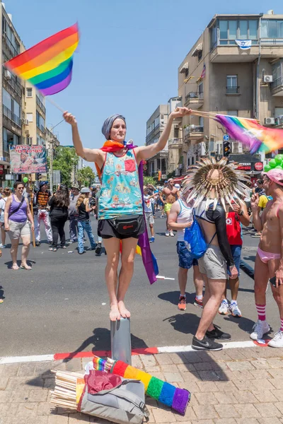 Tel-Aviv, İsrail-08 Haziran 2018: Gökkuşağı bayrakları satıcı ve diğer katılımcılar, yıllık gurur geçit alın kısmında Lgbt topluluk, Tel-Aviv, İsrail