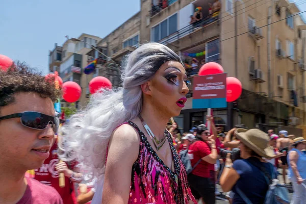 Tel-Aviv, İsrail-08 Haziran 2018: Çeşitli insanlar Mart ve Lgbt topluluk, Tel-Aviv, İsrail'in yıllık gurur geçit katılmak