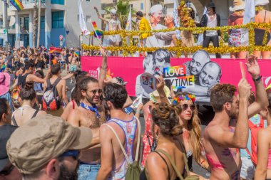 Tel-Aviv, İsrail-08 Haziran 2018: Dansçılar bir kamyonun kalabalığı eğlendirmek ve Lgbt topluluk, Tel-Aviv, İsrail'in yıllık gurur geçit katılmak