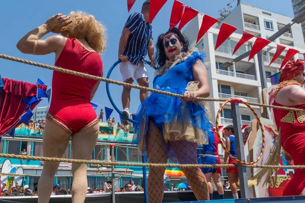 Tel-Aviv, İsrail-08 Haziran 2018: Dansçılar bir kamyonun kalabalığı eğlendirmek ve Lgbt topluluk, Tel-Aviv, İsrail'in yıllık gurur geçit katılmak