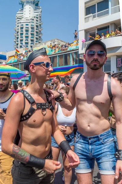 Tel-Aviv, İsrail-08 Haziran 2018: Çeşitli insanlar Mart ve Lgbt topluluk, Tel-Aviv, İsrail'in yıllık gurur geçit katılmak