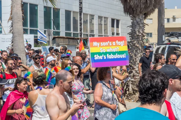 Tel-Aviv, İsrail-08 Haziran 2018: Çeşitli insanlar Mart ve Lgbt topluluk, Tel-Aviv, İsrail'in yıllık gurur geçit katılmak