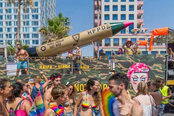 Tel-Aviv, İsrail-08 Haziran 2018: Dansçılar bir kamyonun kalabalığı eğlendirmek ve Lgbt topluluk, Tel-Aviv, İsrail'in yıllık gurur geçit katılmak