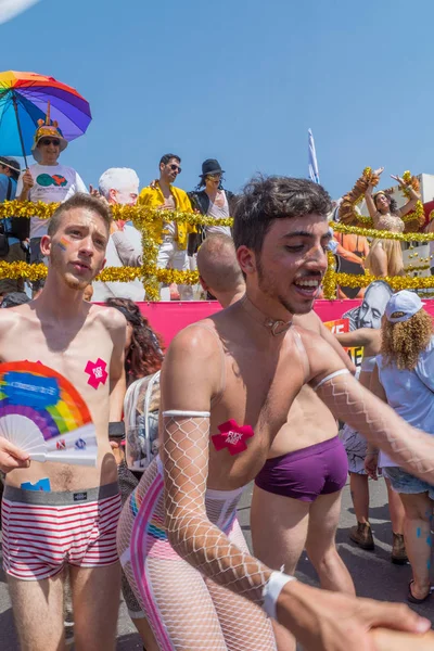 Tel-Aviv, İsrail-08 Haziran 2018: Çeşitli insanlar kutlamak ve Lgbt topluluk, Tel-Aviv, İsrail'in yıllık gurur geçit katılmak