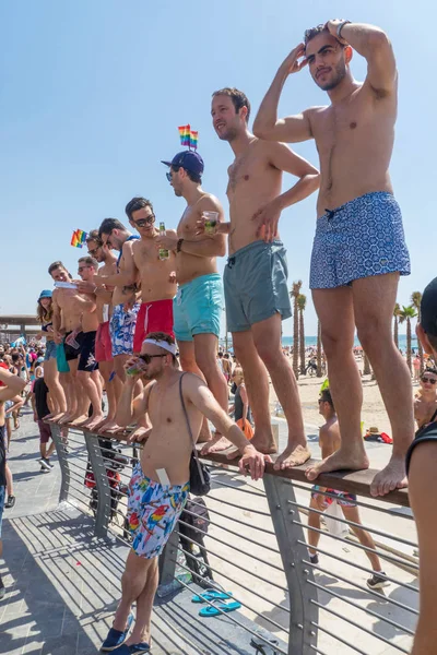 Tel-Aviv, İsrail-08 Haziran 2018: Lgbt topluluk, Tel-Aviv, İsrail için çeşitli katılımcı ile kıyı boyunca yıllık gurur geçit mahalline