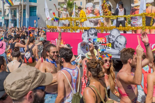 Tel-Aviv, İsrail-08 Haziran 2018: Dansçılar bir kamyonun kalabalığı eğlendirmek ve Lgbt topluluk, Tel-Aviv, İsrail'in yıllık gurur geçit katılmak