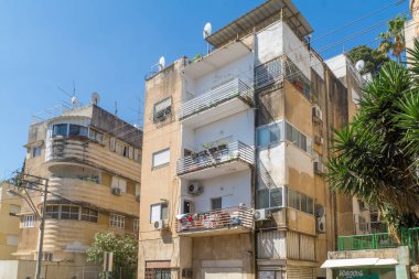 Haifa, İsrail - 09 Haziran 2018: Binalar Uluslararası karışımı ile (Bauhaus) ve Arapça stilleri, Hadar Hacarmel mahallede, Haifa, İsrail