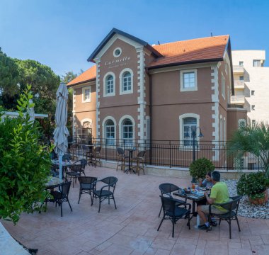 Haifa, İsrail - 15 Haziran 2018: Papaz Schneider House, şimdi bir otel, ziyaretçiler, Haifa, İsrail