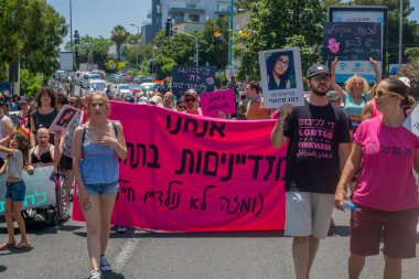Haifa, İsrail - 22 Haziran 2018: Çeşitli insanlar katılmak ve Lgbt topluluk, Haifa, İsrail'in yıllık gurur geçit işaretleri, taşımak