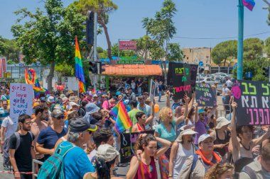 Haifa, İsrail - 22 Haziran 2018: Çeşitli insanlar katılmak ve Lgbt topluluk, Haifa, İsrail'in yıllık gurur geçit işaretleri, taşımak