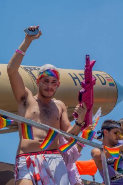 Haifa, İsrail - 22 Haziran 2018: Kalabalıkta Lgbt topluluk, Haifa, İsrail'in yıllık gurur geçit dansçılar bir kamyon eğlendirmek