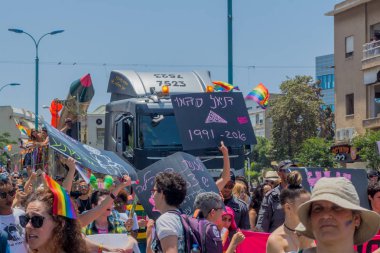 Haifa, İsrail - 22 Haziran 2018: Çeşitli insanlar katılmak ve Lgbt topluluk, Haifa, İsrail'in yıllık gurur geçit işaretleri, taşımak
